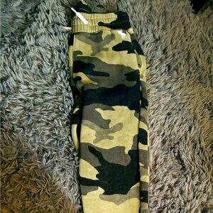Abercrombie Kids size 9/10 camo panta